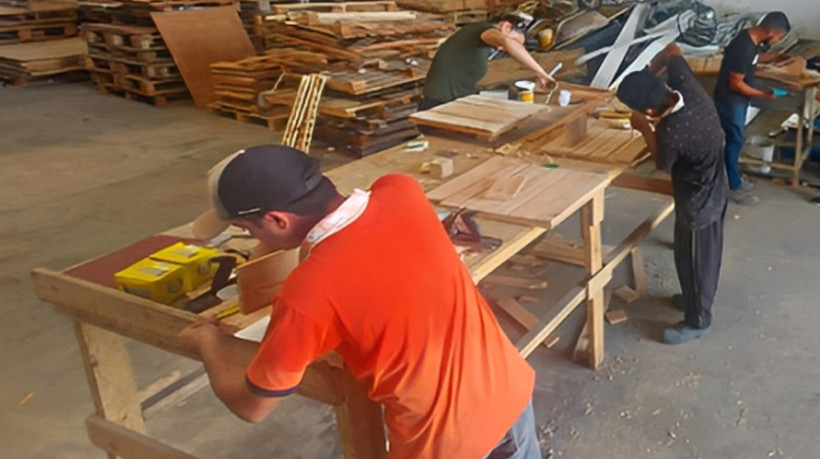 Além da aprendizagem gratuita, os participantes ganham um crédito no valor de 50 reais para iniciar a produção de seus próprios produtos