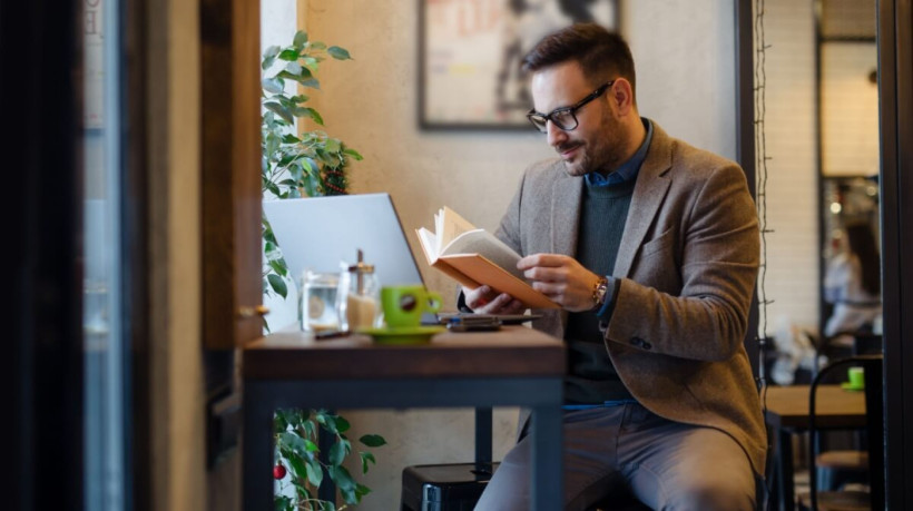 A leitura de livros para alavancar os negócios e a carreira pode oferecer novas perspectivas, técnicas de gestão e ferramentas de tomada de decisão (Imagem: ZoranOrcik | Shutterstock)