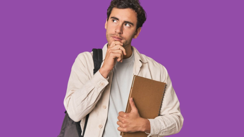 Preparação para o novo modelo de redação da Fuvest pode reduzir a dificuldade dos candidatos (Imagem: Asier Romer | Shutterstock) 