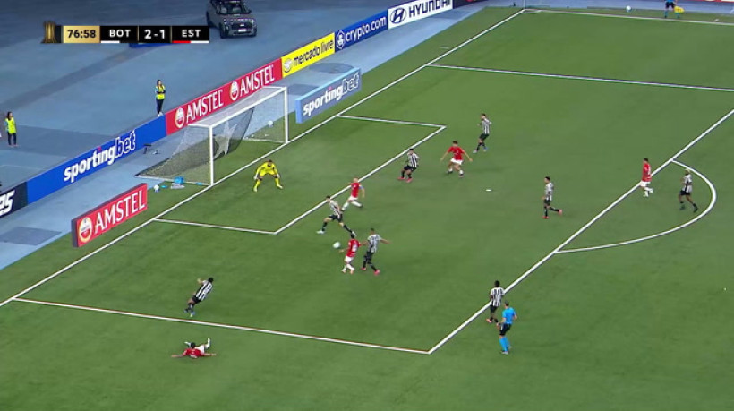 Zaga do Botafogo falha e Estudiantes-ARG empata jogo no Nilton Santos