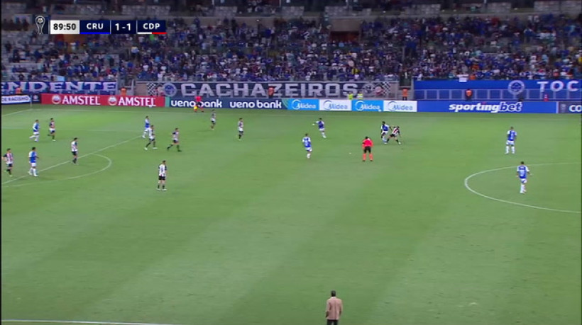 GOL DO GABIGOL! Atacante arrisca de longe e conta com desvio para marcar para Cruzeiro