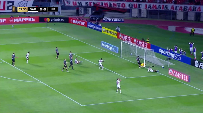 INCRÍVEL! Alan Franco perde gol sozinho na pequena área para o São Paulo