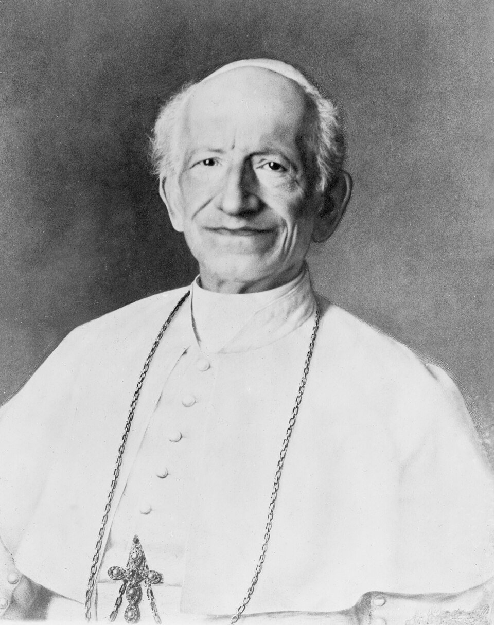 Papa Leão XIII (n. 1810 – m. 1903) - Pontificado de 1878 a 1903. Italiano de Carpineto Romano, ficou famoso pela encíclica Rerum Novarum, que abordou os direitos dos trabalhadores.
