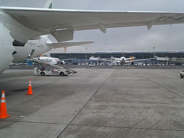 A sede da Ethiopian Airlines fica no Aeroporto Internacional de Adis Abeba, na região de Bole. 