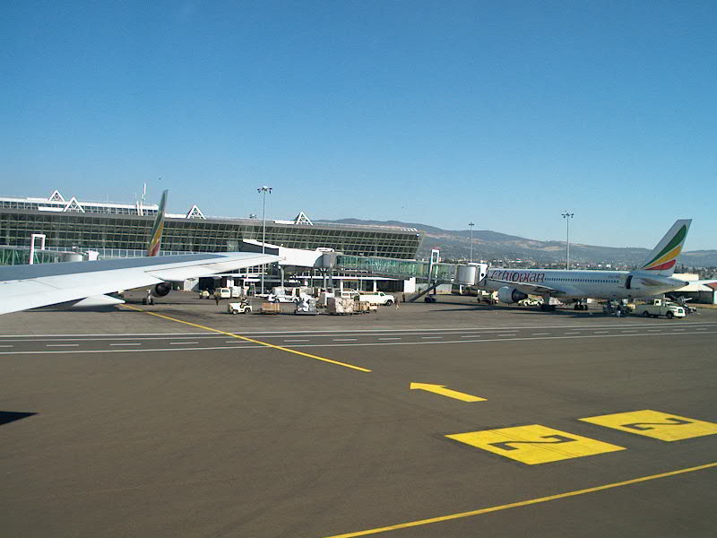 Ao perceberem que havia algum engano, os operadores da torre de controle tentaram entrar em contato com os pilotos. Mas não conseguiram. 