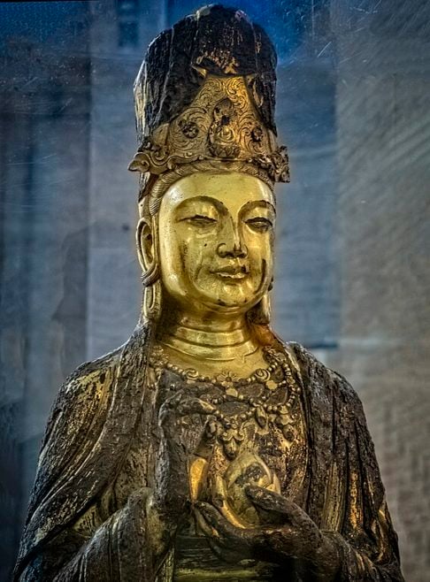 Além disso, há a Mahayana, a escola mais difundida do budismo, que enfatiza a compaixão e o bodhisattva, um ser iluminado que se compromete a ajudar os outros a alcançar a iluminação.