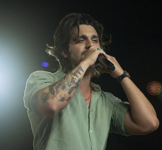 Pouco depois, Luan Santana começou a cantar. Na adolescência, por insistência dos amigos, arriscou-se como profissional. Em 2007, começou a tocar nas rádios com a canção Falando Sério. Já em agosto, subiu ao palco profissionalmente pela primeira vez, na cidade de Bela Vista (MS).