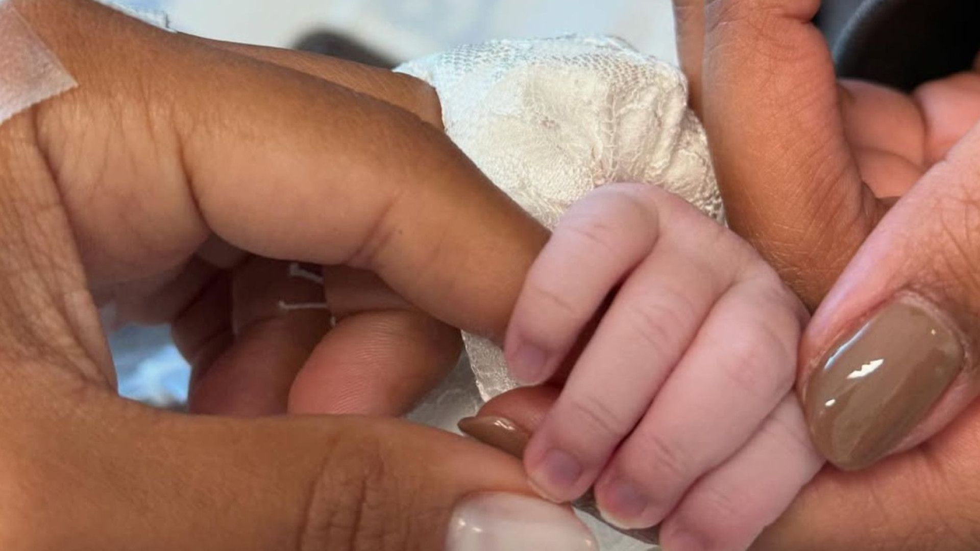 Ludmilla e Brunna celebram a chegada de Zuri, sua filha