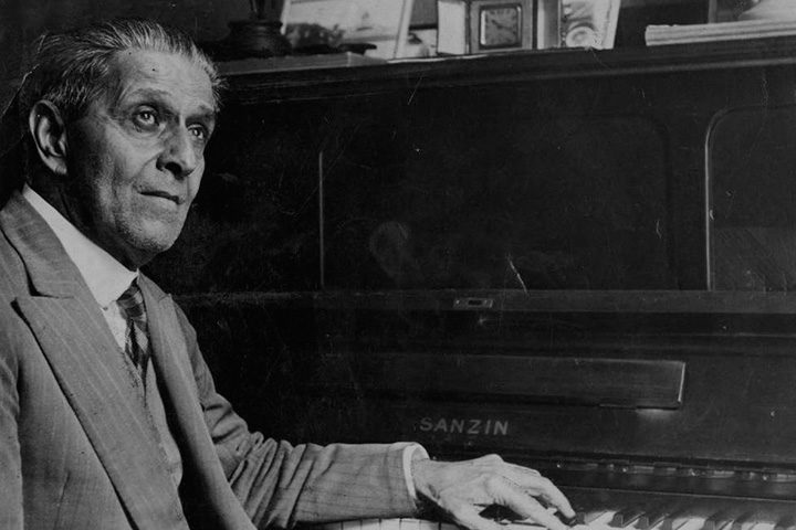 ERNESTO NAZARETH (1863-1934) - MAXIXE - Compositor e pianista, um dos grandes nomes do maxixe. Fã de Chopin, Nazareth apresentava-se em salas de cinema. Era nome aguardado no Cine Odeon, no Rio de Janeiro. E batizou sua composição mais famosa de Odeon. 