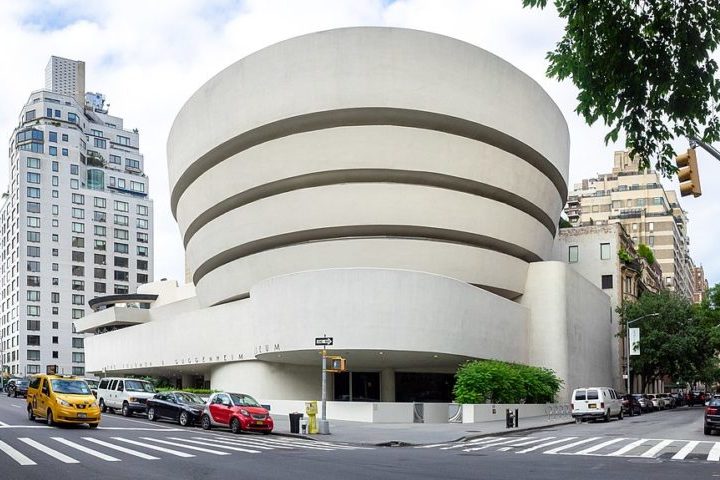 O vaso sanitário de ouro foi exibido pela primeira vez no museu Guggenheim, em Nova York, em 2016. 