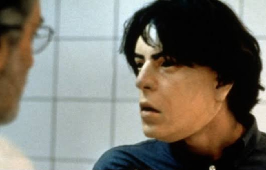 Na trama, César, um homem rico e atraente fica com o rosto desfigurado após um acidente e  vai para a prisão. Ele começa a questionar sua própria sanidade e entra em um mistério psicológico.