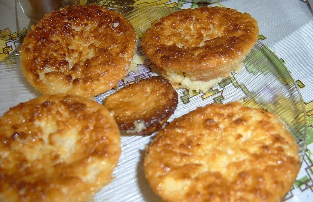 Ingredientes: três ovos, uma xícara de leite, uma lata de leite condensado, duas colheres de sopa de manteiga, 100g de coco ralado, 100g de queijo parmesão ralado, uma xícara de açúcar, meia xícara de farinha de trigo e uma colher de sopa de fermento em pó.