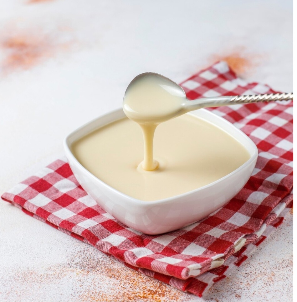 O leite condensado é presença garantida em praticamente toda cozinha brasileira. Elemento essencial em receitas como brigadeiro, pudim, bolos e diversas sobremesas, ele também brilha em bebidas e até no consumo direto.