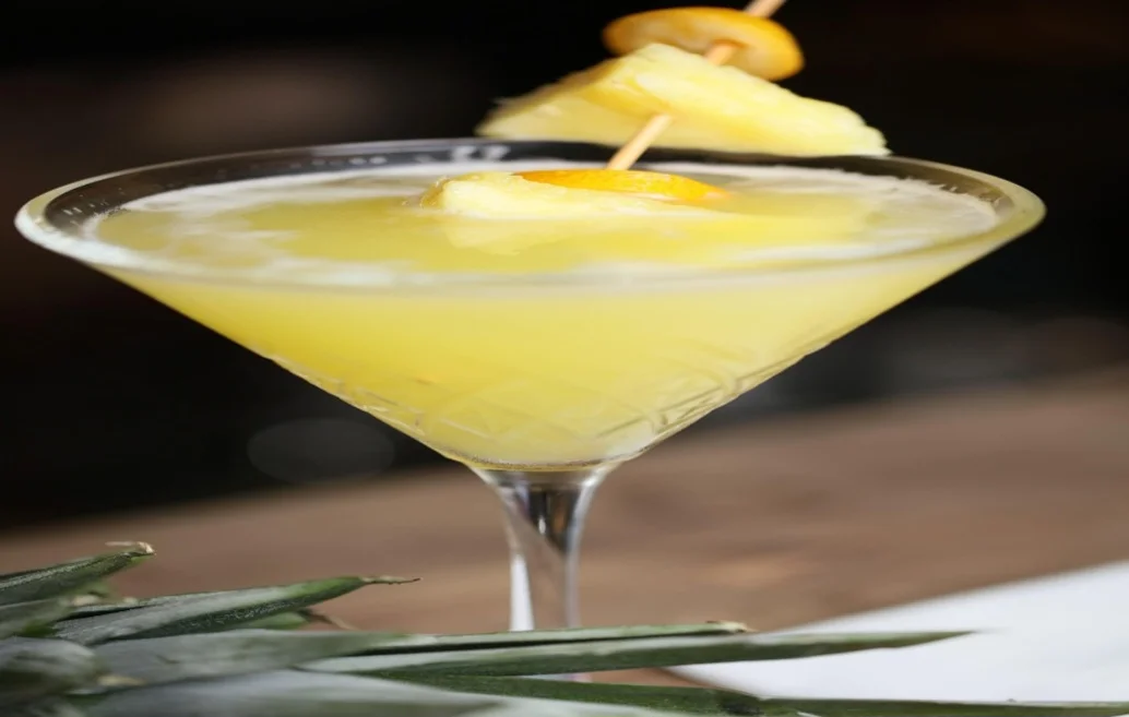 Por ser rica em magnésio, potássio e carboidratos, esta fruta é boa para consumir antes ou após o treino. Ela, portanto, fornece energia e minerais que promovem a recuperação muscular, aumentam a força e evitam o surgimento de cãibras.