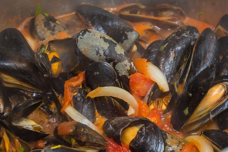 Os antioxidantes presentes nos mexilhões, como o selênio, ajudam a combater os radicais livres do corpo, reduzindo o estresse oxidativo e prevenindo danos celulares.