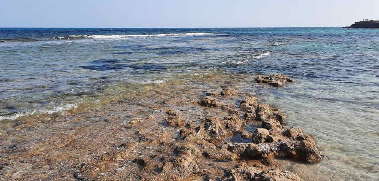 As praias do mundo estão sempre em movimento natural, com os mares arrastando e depositando sedimentos.