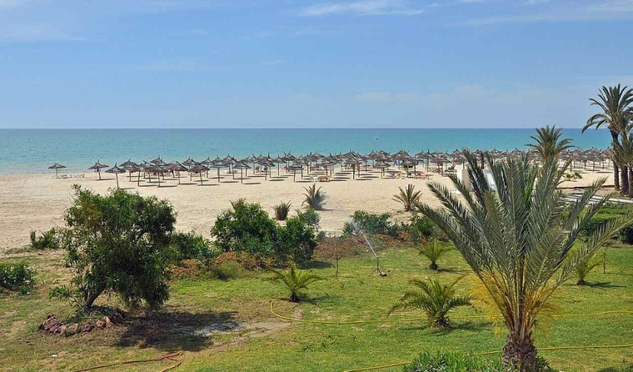 Com uma taxa de desemprego acima de 16%, a preservação das praias se torna ainda mais crítica. Estatísticas alarmantes revelam que a Tunísia perdeu mais de 90 quilômetros de praias devido à erosão, e 190 dos 570 km de praias onde é possível nadar estão em risco de desaparecer.