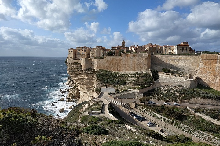A parte norte da ilha, onde se encontra a região de Cap Corse, é particularmente conhecida por sua beleza selvagem, com vilarejos históricos encravados nas montanhas e uma costa com falésias íngremes e algumas praias.