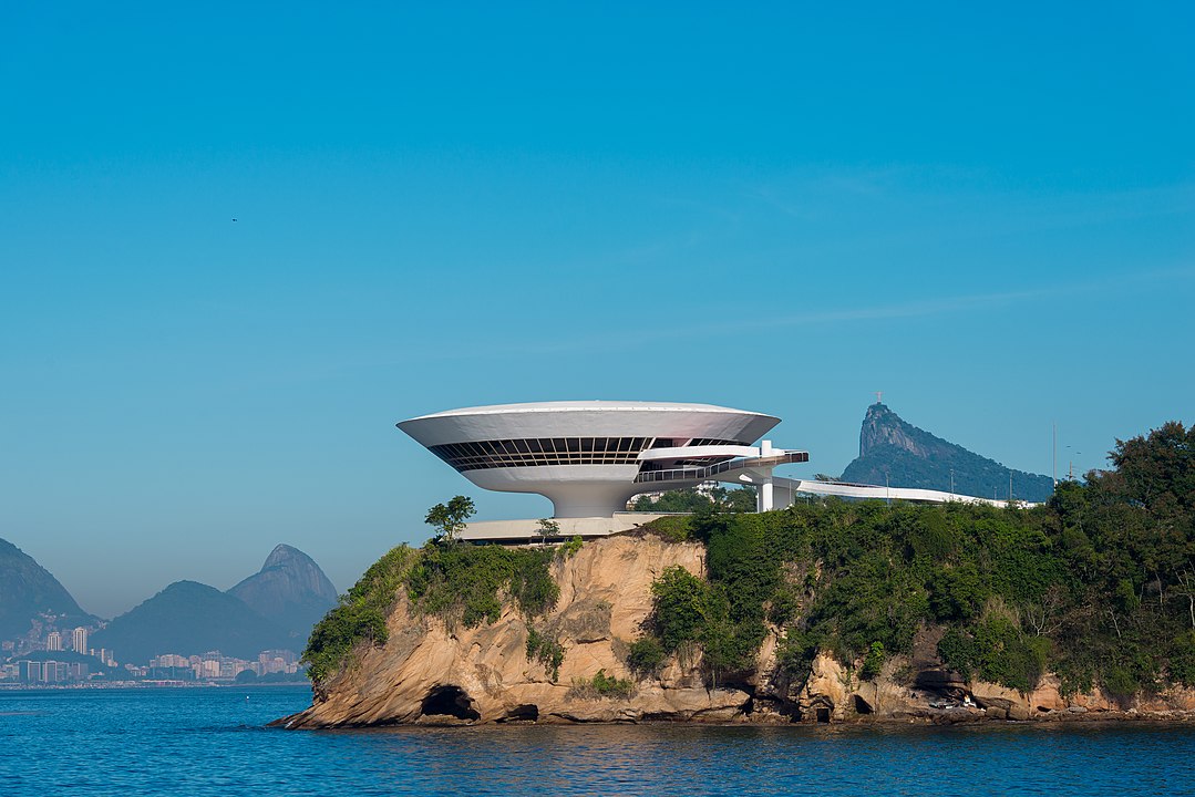 Museu de Arte Contemporânea - Brasil - Em forma de disco voador, esta outra obra de arte arquitetônica de Oscar Niemeyer  fica no Mirante de Boa Viagem, em Niterói (RJ), às margens da Baía de Guanabara.  Foi inaugurado em 1996, com quatro pavimentos, numa praça de 2.500 m².