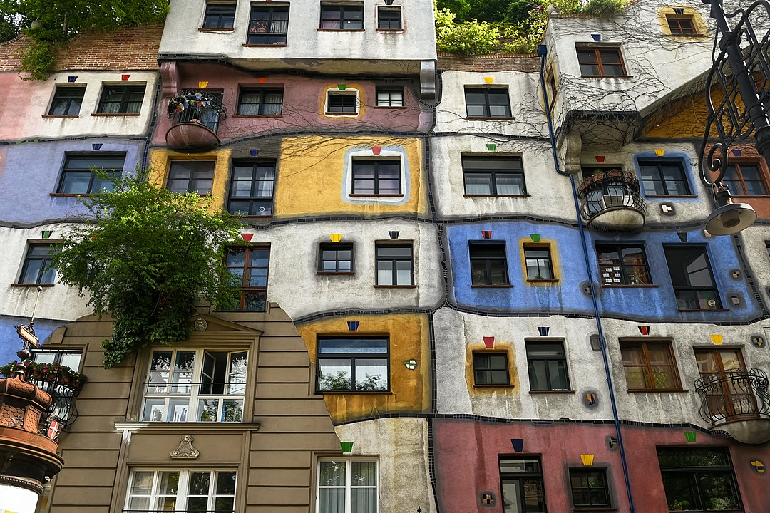 Hundertwasserhaus - Áustria - Complexo residencial construído entre 1983 e 1986, em Viena. Parece um quebra-cabeça colorido,  em que o chão não é reto, e sim ondulado, e onde no interior dos quartos crescem árvores que saem pelas janelas..