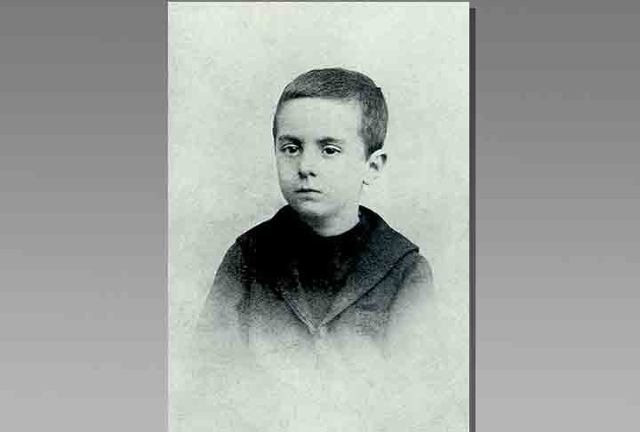 Fernando Pessoa passou boa parte da infância e adolescência em Durban, na África do Sul, vivendo com a mãe, Maria Madalena Pinheiro Nogueira Pessoa, e o padrasto, João Miguel Rosa, cônsul de Portugal no país africano. 
