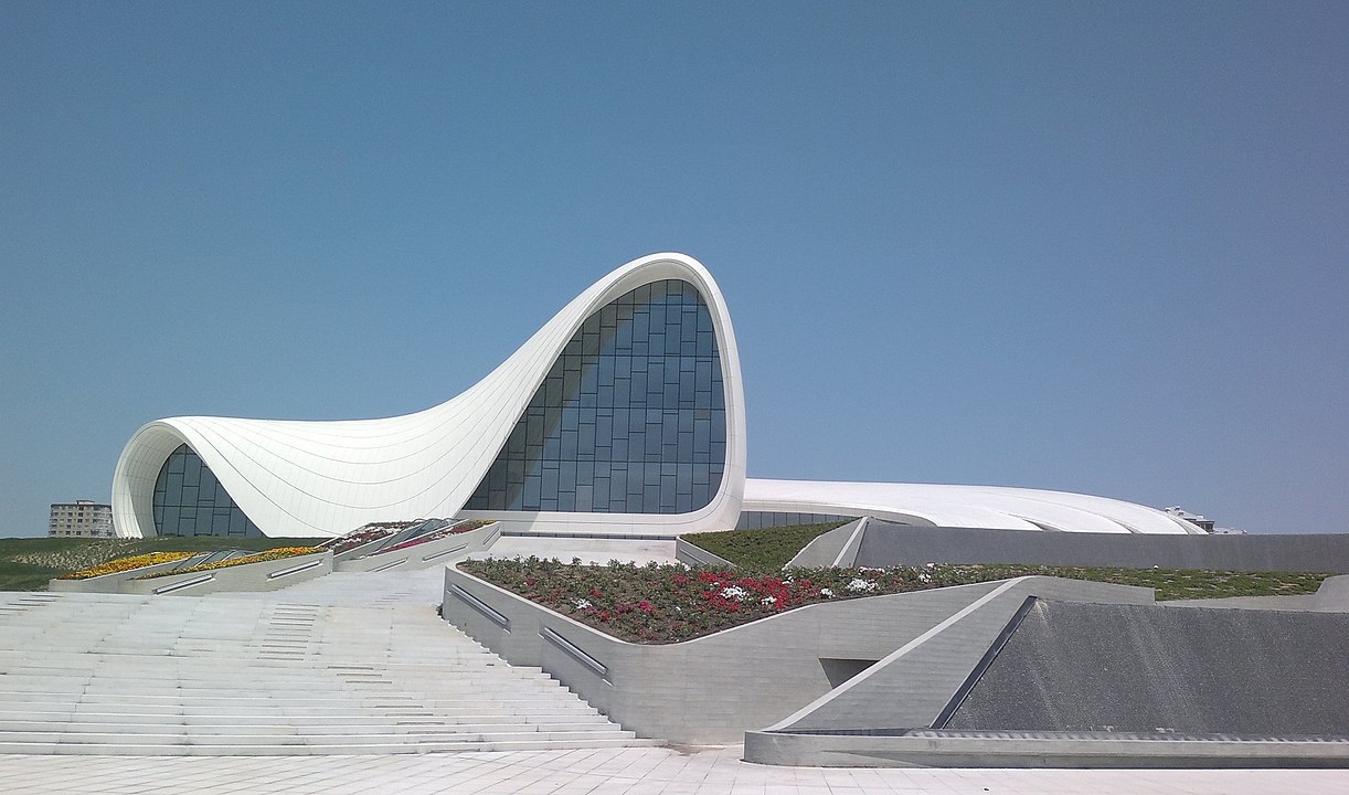 Heydar Aliyev Cultural Center - Azerbaijão - O prédio, de arquitetura sinuosa, é um museu e galeria de arte na cidade de Baku. A obra, de 2007, faz parte da proposta de modernização do país desenvolvida desde a independência, com o fim da União Soviética, em 1991. 