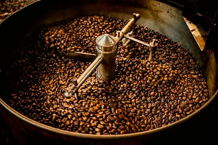 Conhecidos como café fakes ou cafakes, esses produtos podem conter misturas de outros grãos, palha e até substâncias como milho torrado, cevada, centeio, serragem, amidos e argila, usados para reduzir custos e aumentar o volume. 