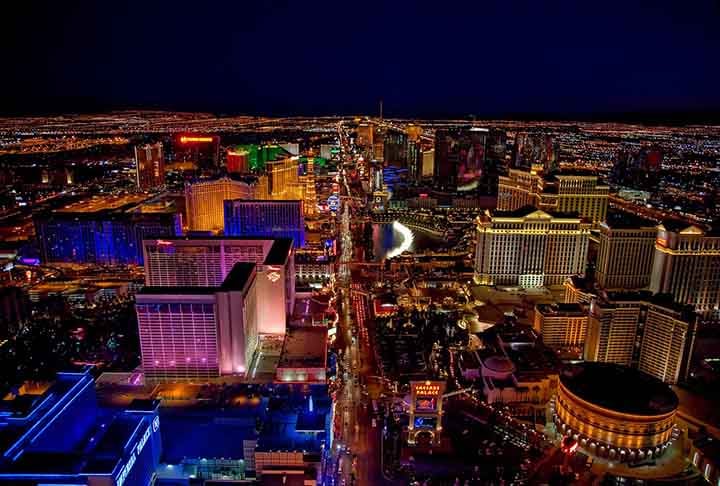 Cidade de surpresas, Las Vegas fica no estado de Nevada, no deserto de Mojave, no sudoeste dos Estados Unidos. É conhecida como a Cidade do Pecado pelas atrações turísticas para o entretenimento adulto, com cassinos, shows, restaurantes e bares.