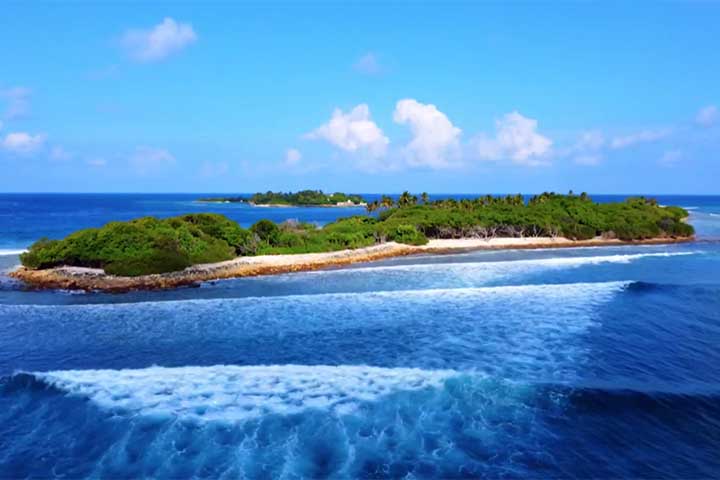 O país é formado por 1190 ilhas, com praias, lagoas e recifes. Em virtude das paisagens belíssimas, tornou-se um destino turístico extremamente requisitado no mundo.