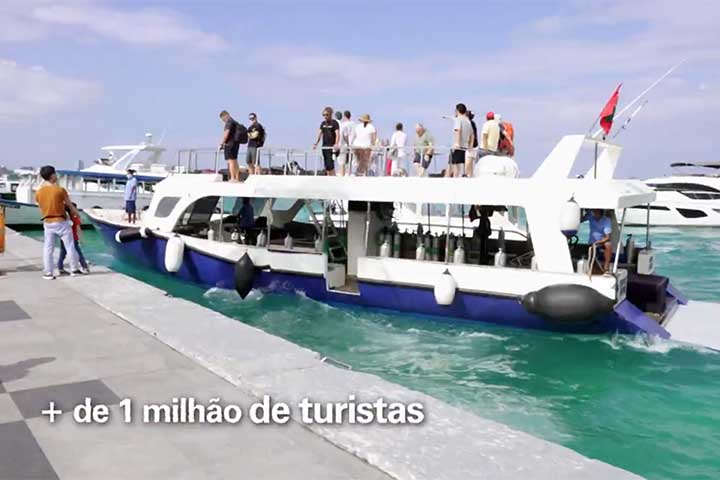 Em 26 de dezembro de 2004, as ilhas foram devastadas por um tsunami, que se seguiu a um forte terremoto, produzindo ondas de 1,2 a 1,5 metro de altura e inundando o país quase por completo. 