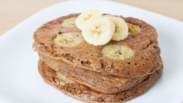 Entre as receitas com Whey Protein, a panqueca com banana se destaca por unir sabor, proteína e praticidade para o café da manhã ou lanche