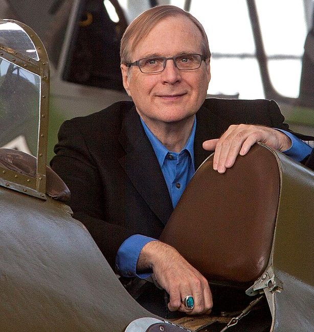 Aos 13 anos, já desenvolvia softwares e, em 1975, abandonou Harvard para fundar a Microsoft ao lado de Paul Allen (foto).