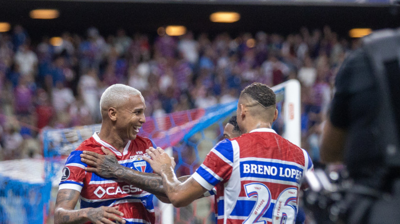 Deyverson, Marinho e Breno Lopes comemoram gol no jogo Fortaleza x Colo-Colo, no Castelão, pela Copa Libertadores 2025 