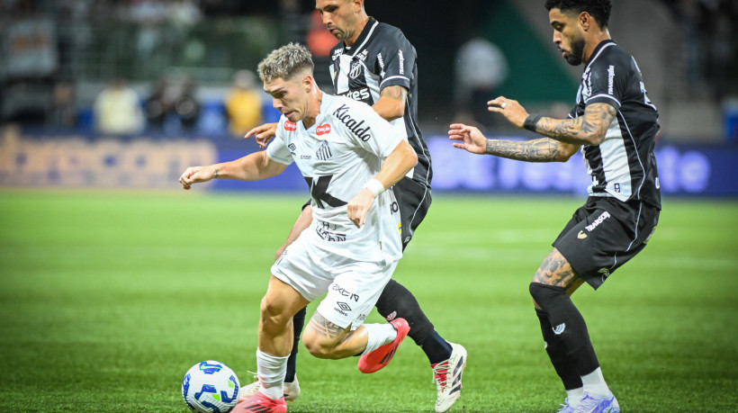 Barreal, Lucas Mugni e Matheus Bahia disputam lance no jogo Santos x Ceará, no Allianz Parque, pelo Campeonato Brasileiro Série A 2025