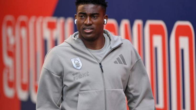 Awoniyi sofreu ruptura intestinal após choque com uma das traves em partida contra o Tottenham, no último domingo (11), pela Premier League