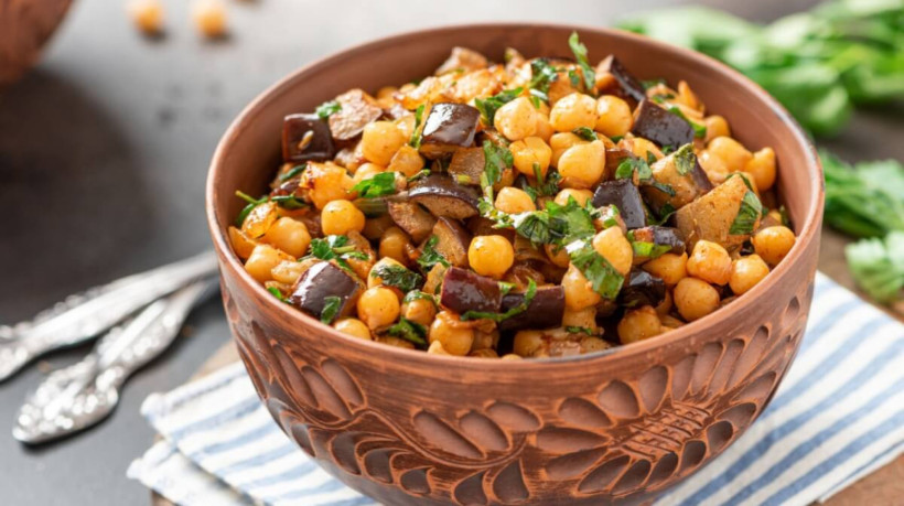 Grão-de-bico com berinjela salteada (Imagem: Svetlana Monyakova | Shutterstock)