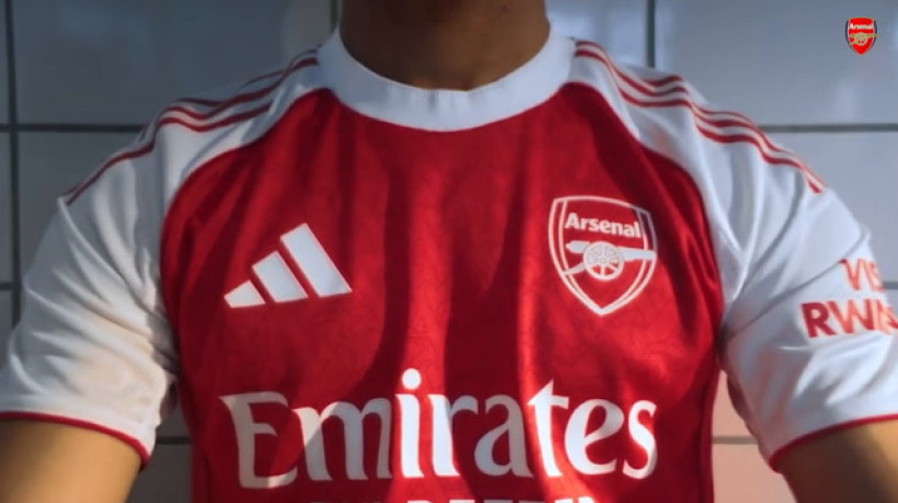 Arsenal lança novo uniforme para a temporada 2025/26