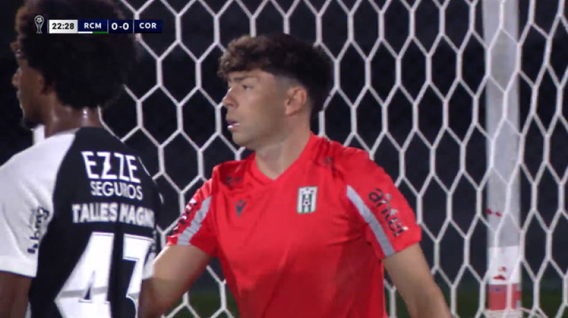 Defesaça! Goleiro do Racing-URU salva linda cobrança de falta de Ángel Romero