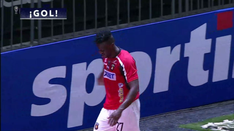 Presente para o Galo! Zagueiro faz contra e Atlético-MG larga na frente contra o Caracas-VEN