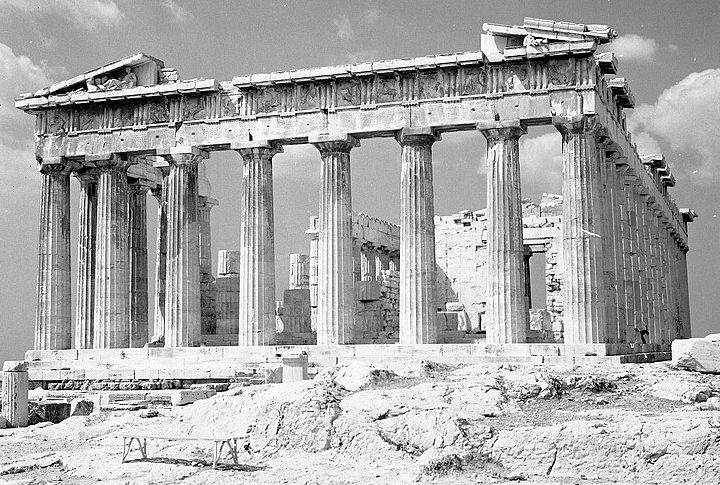 A construção dos principais templos da Acrópole foi iniciada durante o século 5 a.C., sob a liderança de Péricles, durante o apogeu do poder e da influência ateniense.