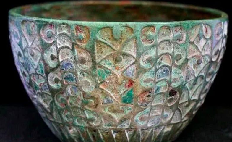 Os pesquisadores descobriram um cálice romano de 1.800 anos, conhecido como Cálice Scremby, em um túmulo do século VI que fica no distrito de Lincolnshire, no leste do país britânico.