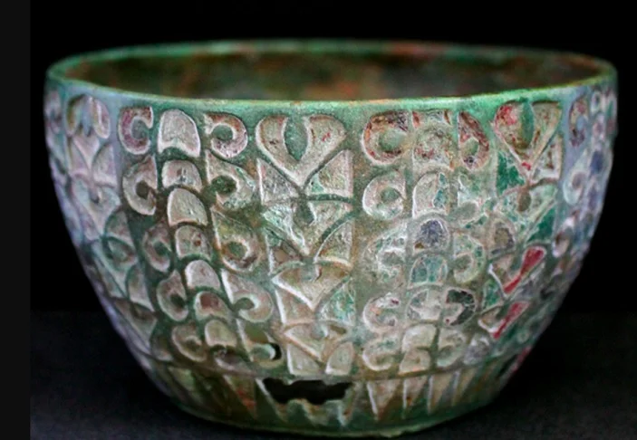 Sua superfície é decorada com característica do artesanato romano, como corações preenchidos com esmalte vermelho, água-marinha e azul profundo.