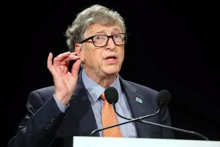 Atualmente, estima-se que a fortuna de Bill Gates seja de aproximadamente US$ 103,1 bilhões (cerca de R$ 605,5 bilhões).