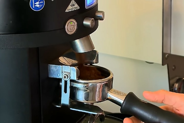 A adição de argila, por sua vez, pode expor o consumidor a metais pesados, como cádmio e chumbo, prejudicando o sistema nervoso, fígado e rins. 