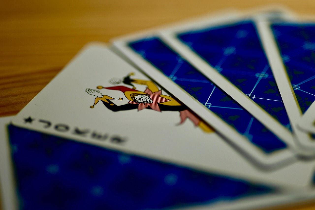 O termo coringa é um símbolo de adaptabilidade e transgressão de regras. Nos jogos, ele pode ser a carta mais poderosa, a mais fraca ou até mesmo uma peça disruptiva, desafiando as normas estabelecidas. Sua imagem evoluiu ao longo do tempo, com uma crescente associação à ideia de um personagem que transita entre o caos e a ordem, entre o bem e o mal.