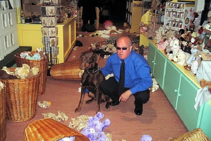 O cão Barney e o segurança noturno Greg West trabalhavam juntos havia seis anos e, aparentemente, o ataque de fúria do doberman foi causado por ciúmes em relação aos ursinhos de pelúcia.