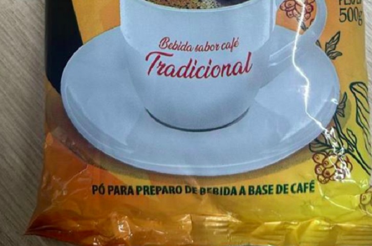 Apesar de não ser café puro, suas embalagens imitam marcas famosas, com a descrição pó para preparo de bebida sabor café em letras pequenas, o que pode confundir consumidores.
