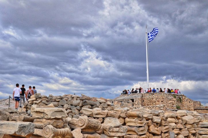 De acordo com o site Hellenic Heritage, que promove a chamada The Acropolis Experience, o serviço exclusivo pode incluir um guia privado, caso solicitado pelo cliente.