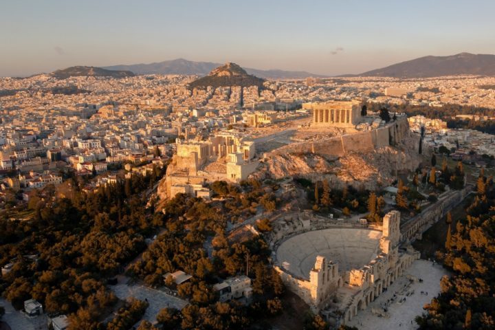 A Acrópole de Atenas é uma antiga cidadela localizada em uma planície rochosa acima da cidade de Atenas, na Grécia. É um dos sítios arqueológicos mais importantes do mundo.