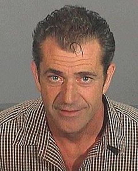 Em 2006, Mel Gibson chegou a ser preso por dirigir em alta velocidade e alcoolizado em Los Angeles, na Califórnia. Ele foi condenado a três anos de prisão pelo episódio, mas pôde cumprir a pena em liberdade.
